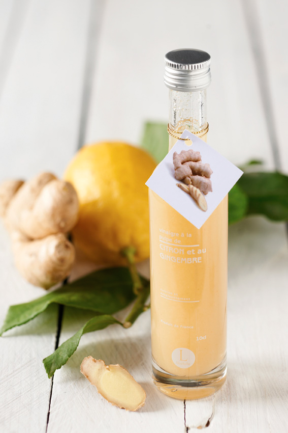 photographie produit : une bouteille de vinaigre au citron gingembre