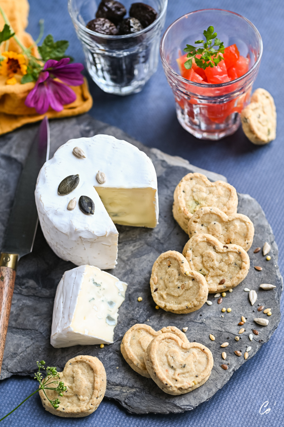 photo culinaire ambiance gateaux salé au fromage bresse bleu au olive et à la tomate gaudrioles