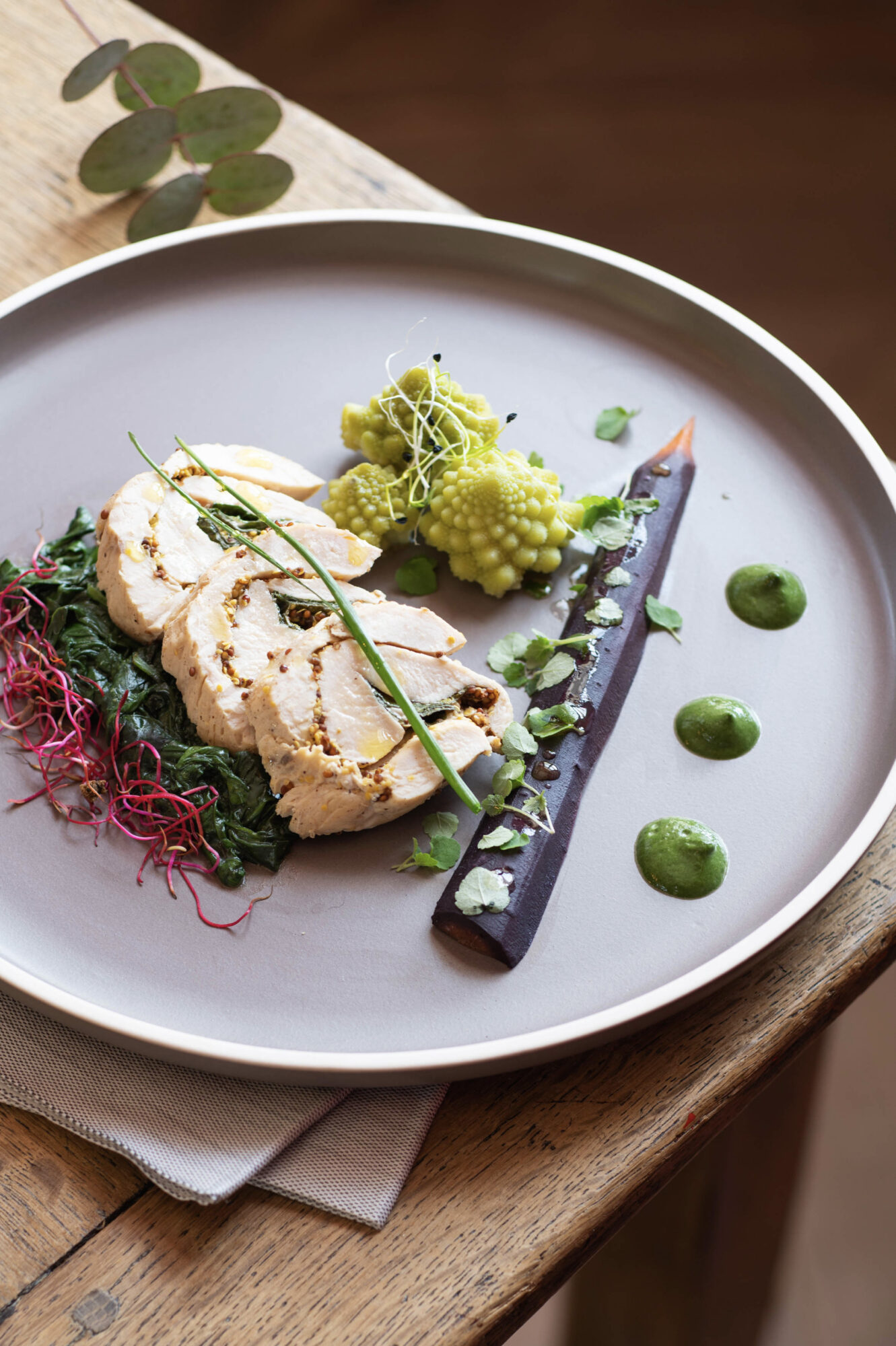 photo culinaire d'un plat à base de chou- omanesco et balantine situé au chateau chatenay
