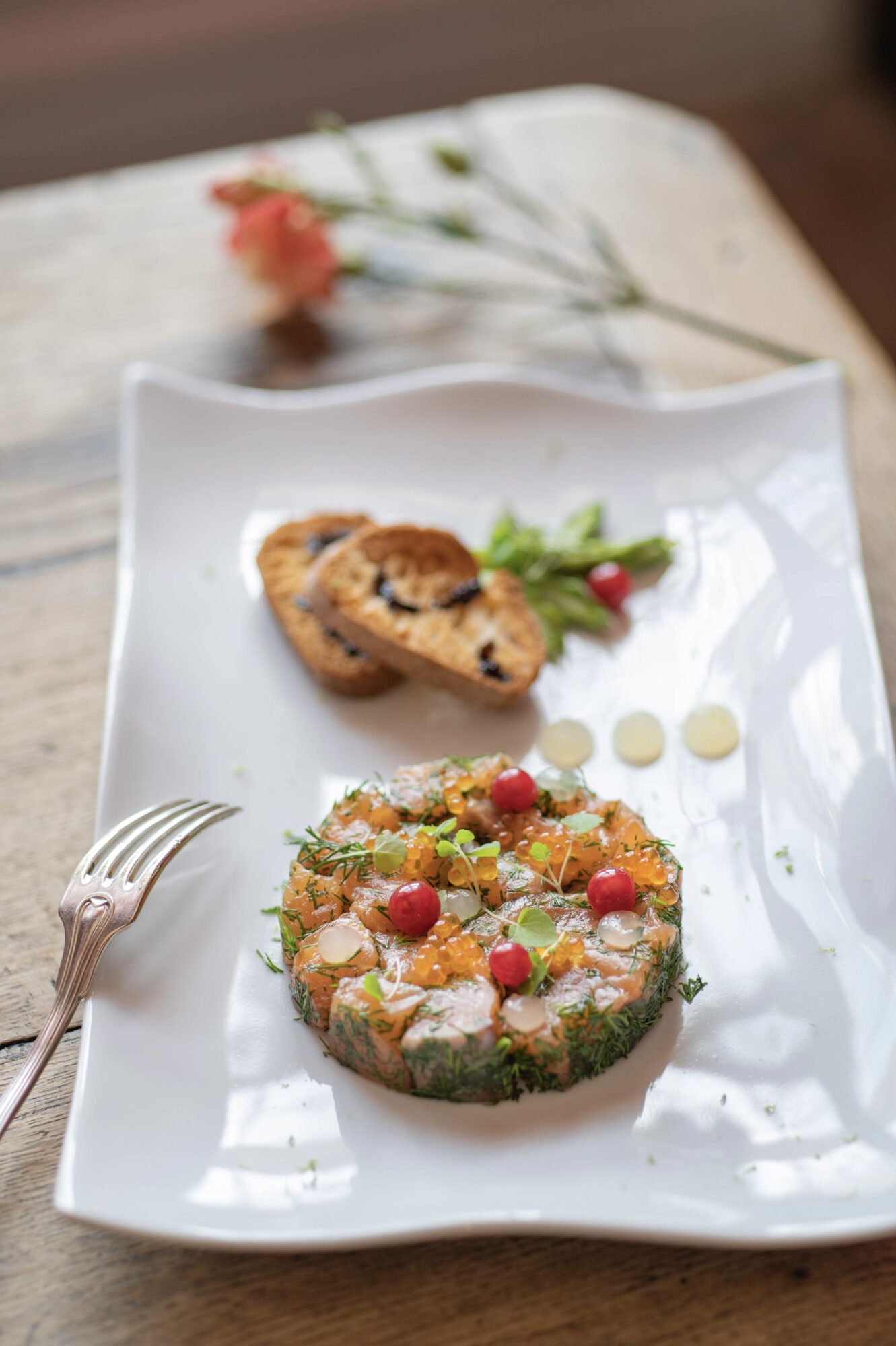 photo culinaire d'uin plat de capaccio au saumon situé au chateau chatenay