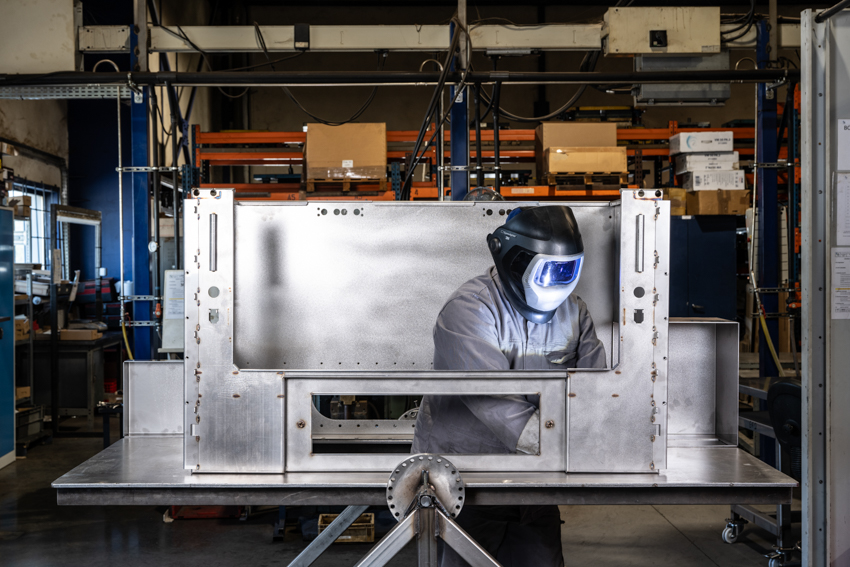 photo industrielle d'un opérateur soudeur au tig