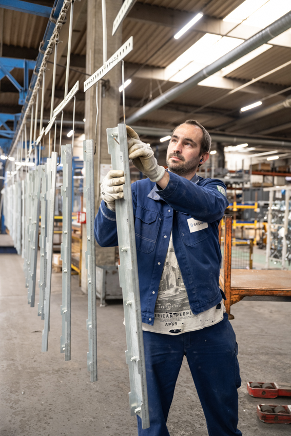 photo industrielle d'un homme qui travail