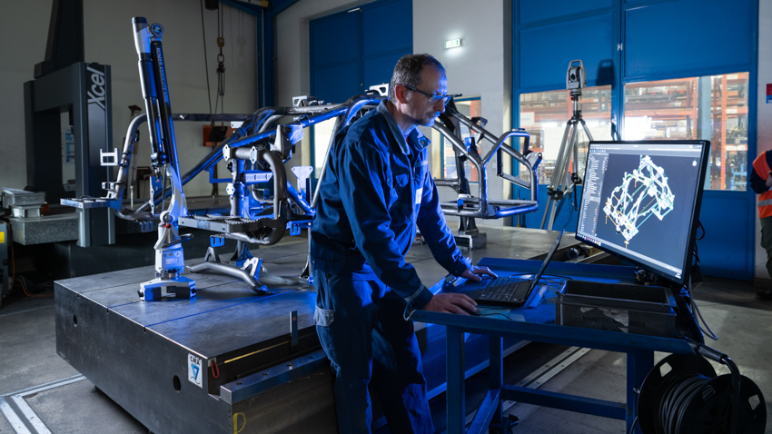 photo industrielle d'un opérateur qui réalise un dessin technique