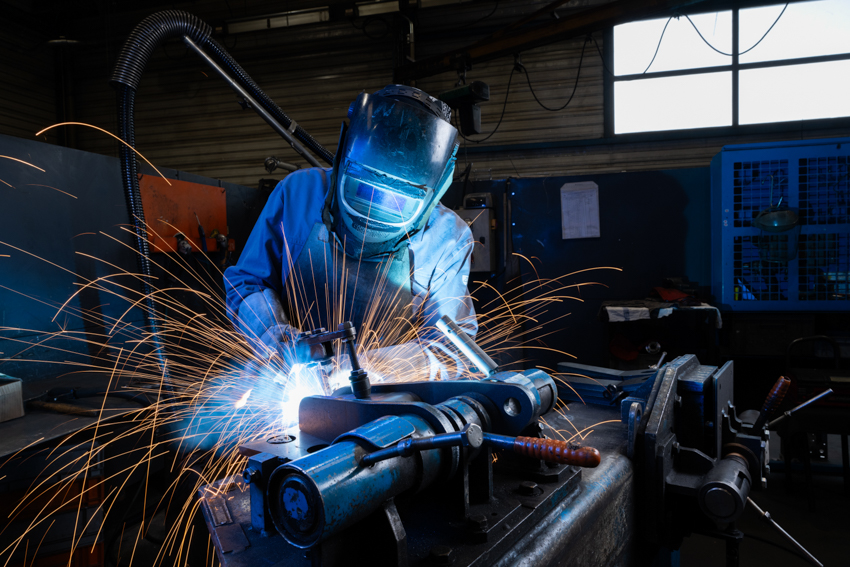 photo industrielle d'un soudeur tig