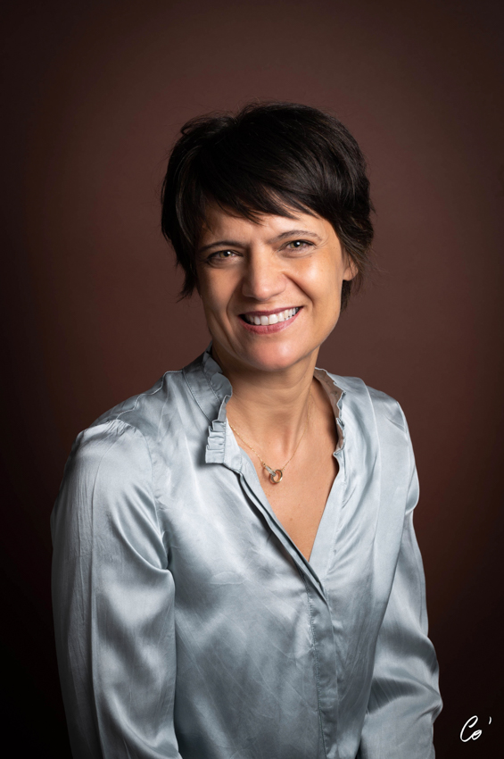 portrait professionnel d'une femme active dans le monde de l'entreprenariat