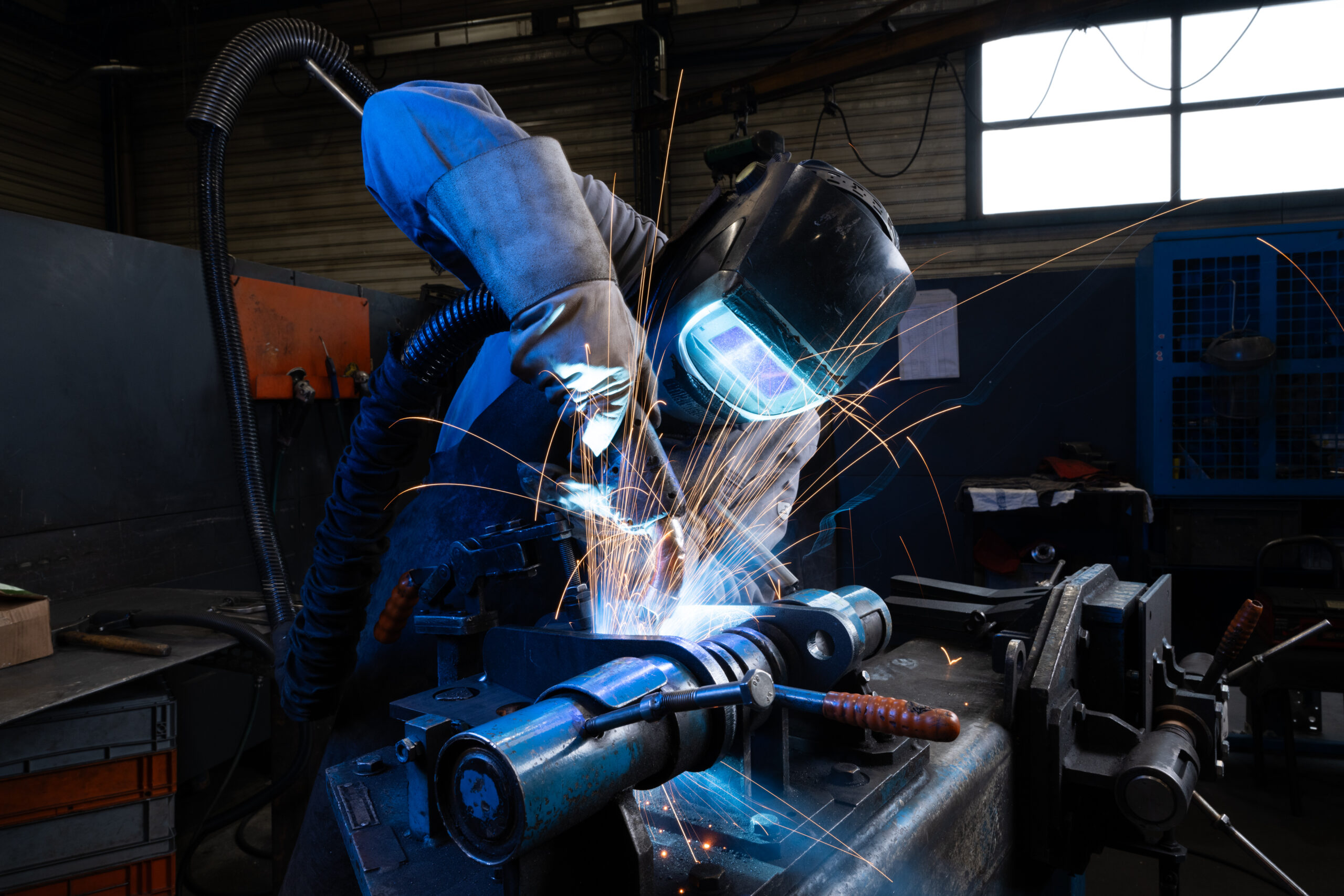 photo industrielle d'un soudeur tig