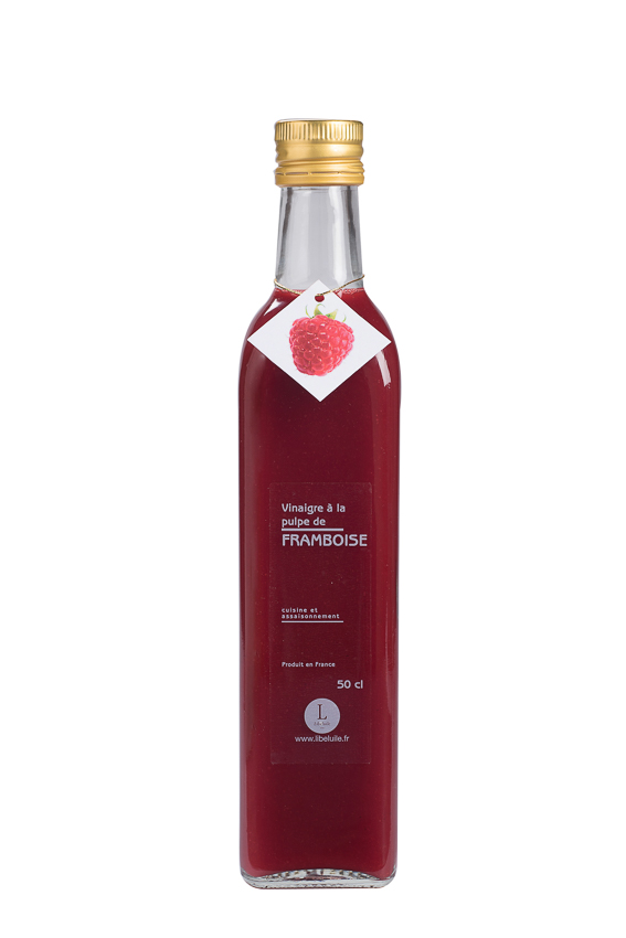 photographie produit : une bouteille de vinaigre à la framboise
