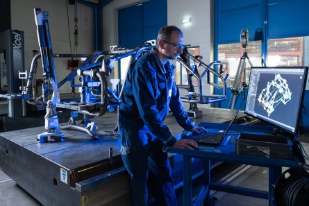photo industrielle d'un opérateur qui réalise un dessin technique